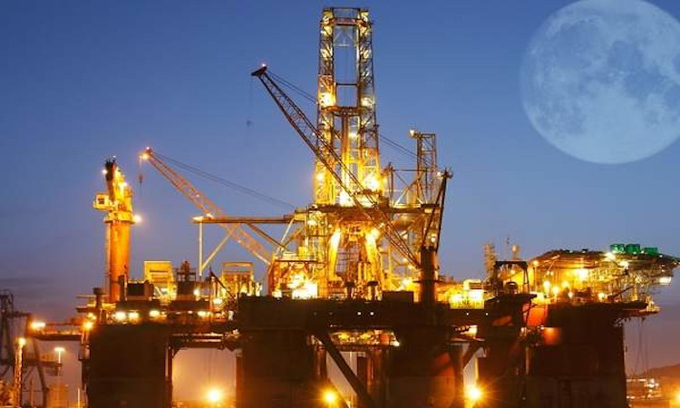 Plataforma petrolera de noche
