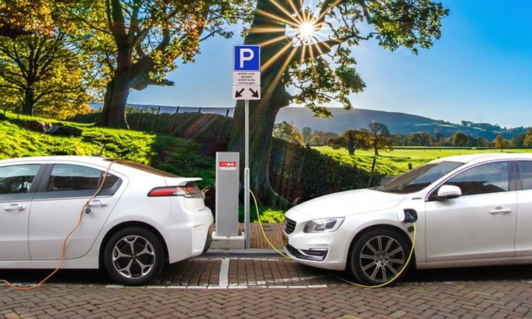 Coche eléctrico repostando
