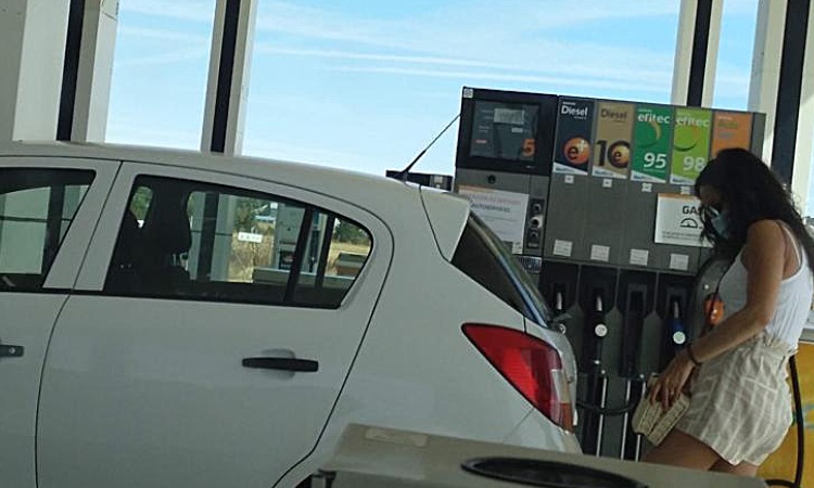 Vehículo repostando en estación de servicio de Repsol
