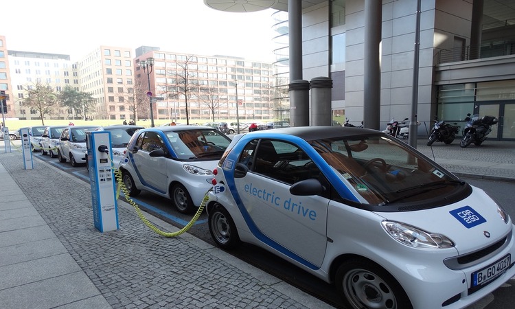 Coches eléctricos recargando