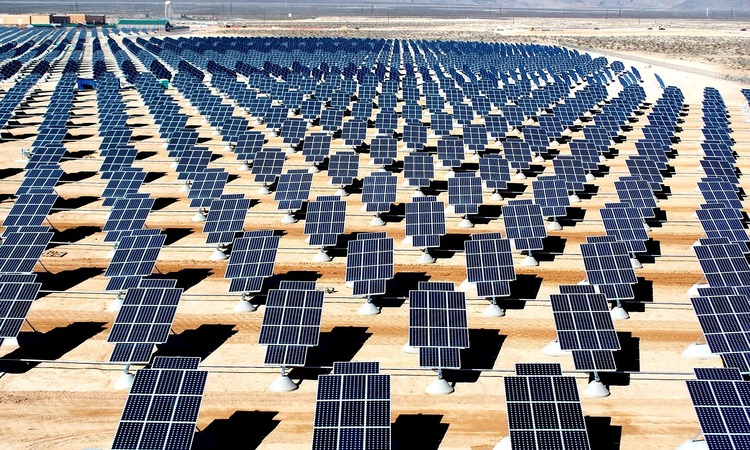 Placas solares en una central eléctrica de energía renovable