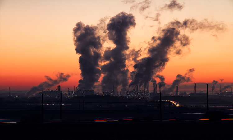 Industria expulsando gases a la atmósfera