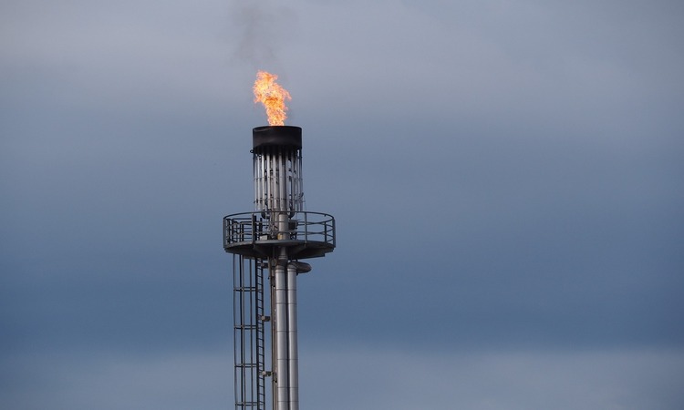 Quema de gas en una refinería de petróleo