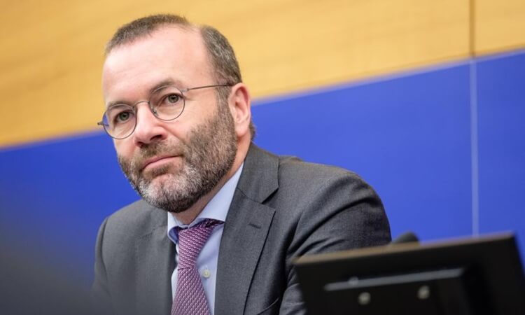 El líder del PPE asegura que se va afelixibilizar la prohibición de los motores de combustión en 2035