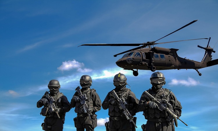 Grupo de soldados y un helicóptero militar