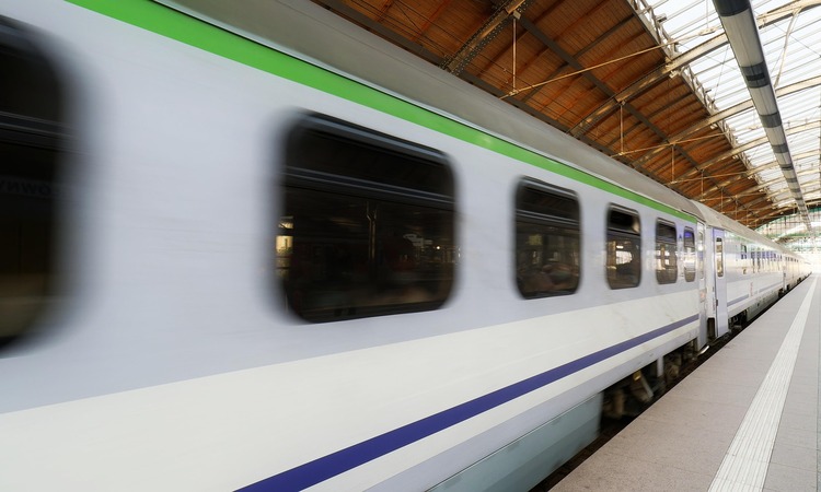 Ventanas de un tren en el anden