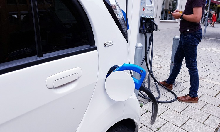 Coche eléctrico cargando