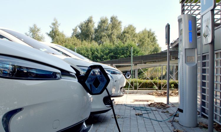 Coches eléctricos recargando