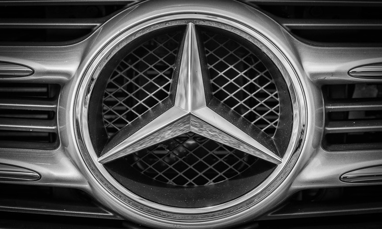 Logotipo de Mercedes Benz en un vehículo