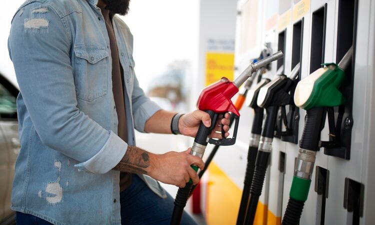 Los coches de combustión seguirán a la venta en 2035, pero con condiciones