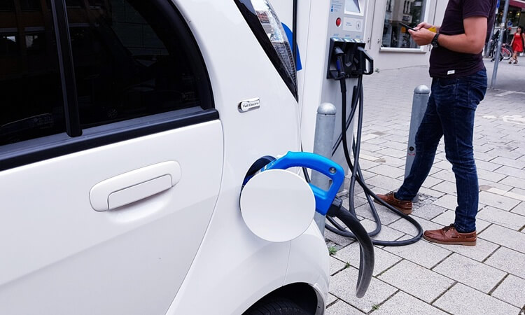 El coche eléctrico se topa con un gran problema en España: el 71% de los municipios no tiene ni un solo punto de carga