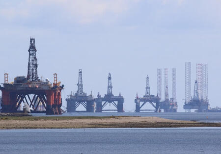 El petróleo supera los 107 dólares, niveles no vistos desde mayo, y el gas alcanza precios de 2022