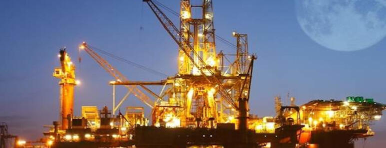 Plataforma petrolera de noche