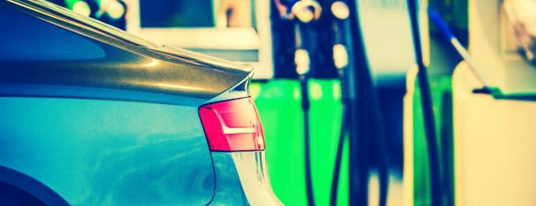 Coche repostando en una gasolinera