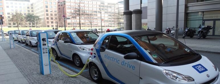 Coches eléctricos recargando