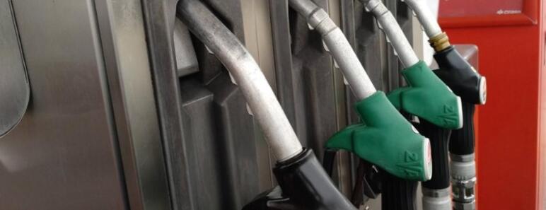 Mangueras de repostaje en gasolinera