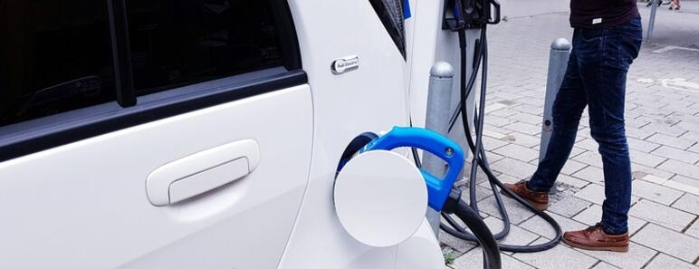 Coche eléctrico cargando