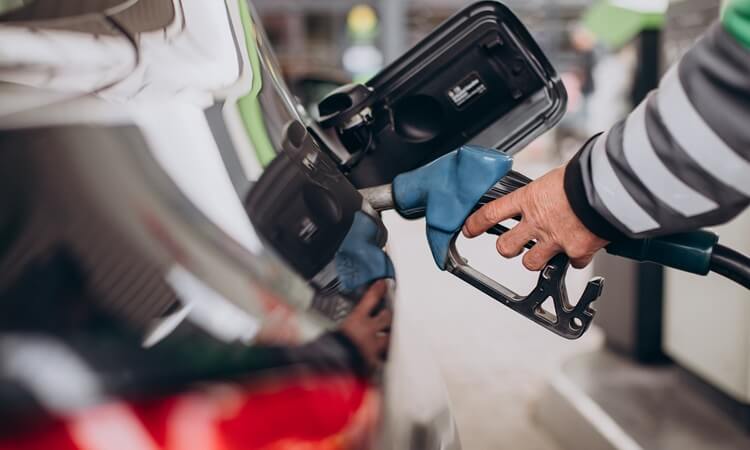 Batacazo al coche eléctrico, así es el plan de la industria para insuflar mucha vida al diésel y la gasolina
